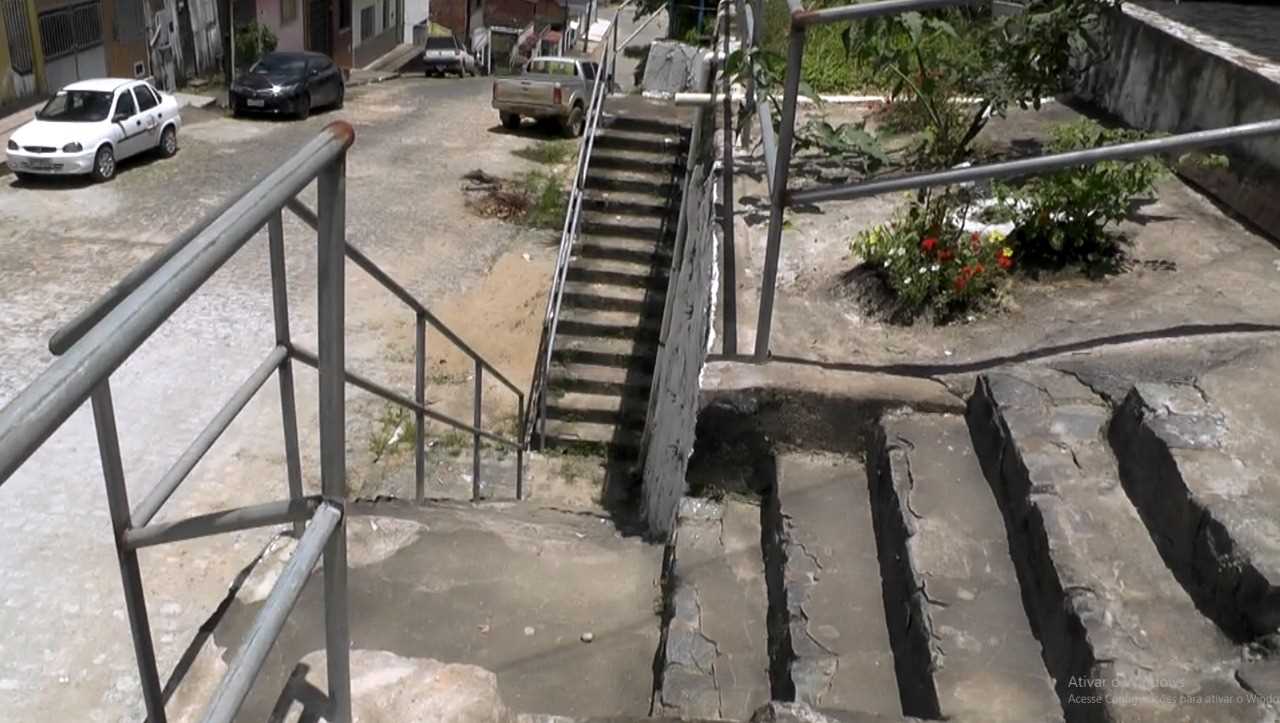 Camacã: Moradores da escadaria da Rua Duque de Caxias comemoram a instalação de Corrimãos